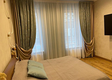 Шторы на тесьме с отворотом и атласной подкладкой в спальню