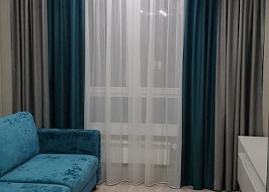 Шторы двухцветные на тесьме в гостиную