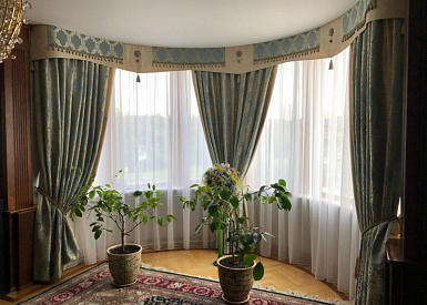 Классические шторы с ламбрекеном Бандо в гостиную на заказ