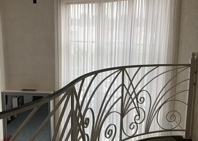 Тюль на дугообразный эркер в загородный дом